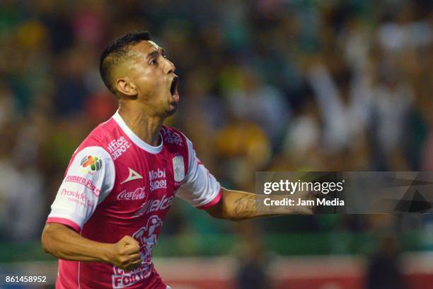 Elias Hernandez of Leon celebrates after scoring the winning goal during the 13th round match between Leon and Tigres UANL as part of the Torneo...