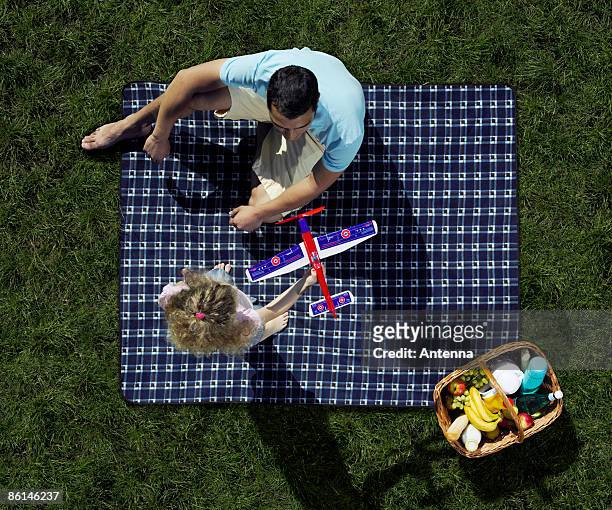 a father and daughter having a picnic - park berlin stock-fotos und bilder
