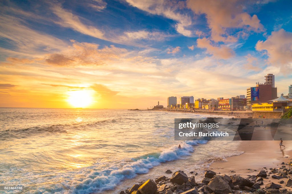 Sonnenuntergang am Leuchtturm und Strand in Salvador, Bahia die Barra.