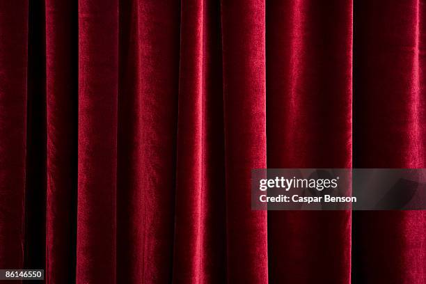 a red velvet curtain - roter samt stoff stock-fotos und bilder