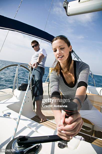 a man and a woman sailing - cabestano foto e immagini stock