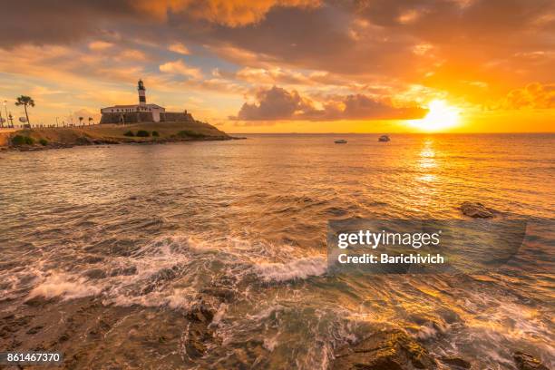zonsondergang bij de vuurtoren en het strand in salvador, bahia de barra de. - bahia stockfoto's en -beelden