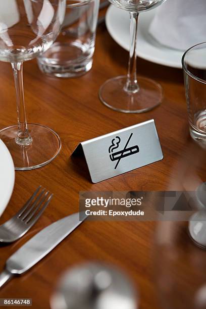a no smoking sign on a dining table - no smoking sign stock-fotos und bilder
