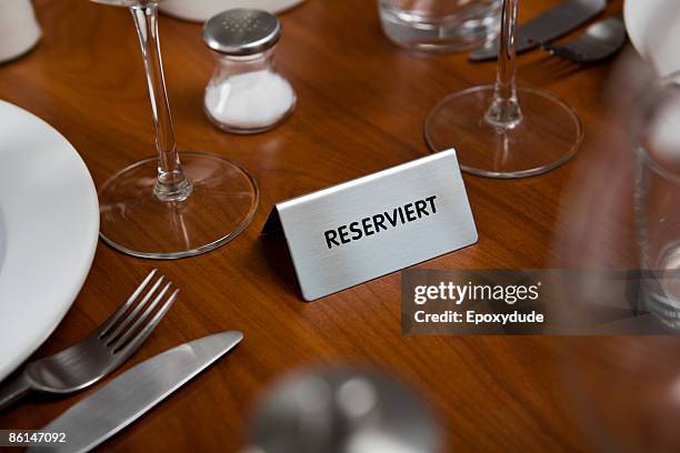 reserved sign on a dining table - posto riservato foto e immagini stock