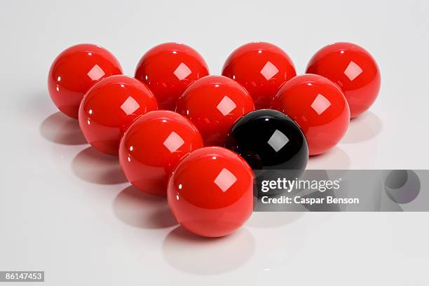 snooker balls arranged in a triangle - snookerkugel stock-fotos und bilder