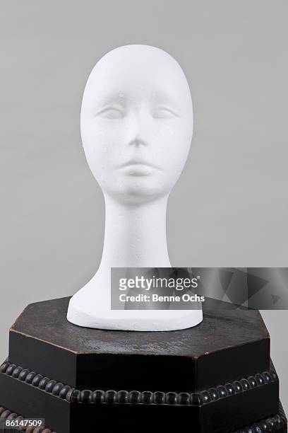 a mannequin head on a pedestal - büste skulptur stock-fotos und bilder