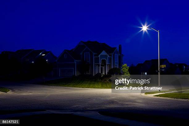 suburban houses at night - buitenwijk stockfoto's en -beelden