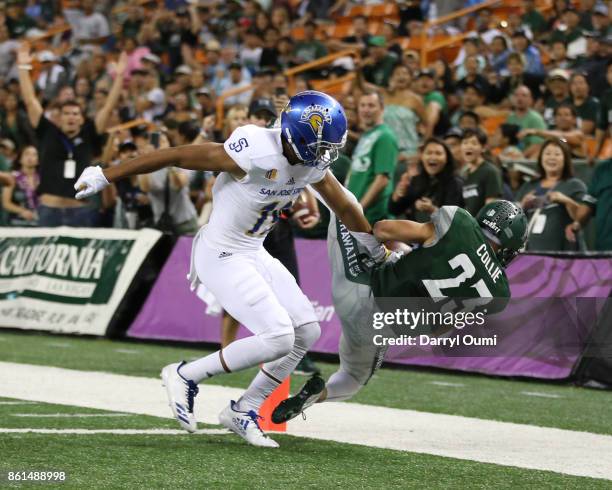 Dylan Collie of the Hawaii Rainbow Warriors comes down with the ball and manages to stay inbounds to score a touchdown during the third quarter of...