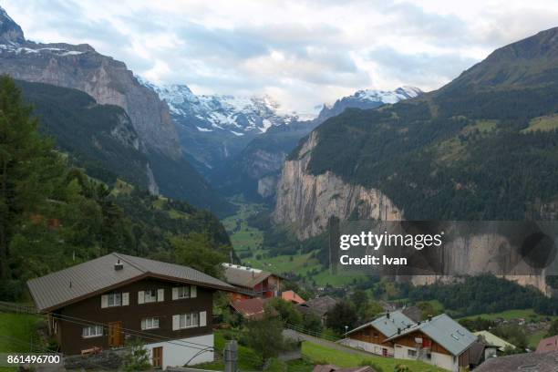 lauterbrunnen valley and wengen village, bern canton, switzerland - mannlichen foto e immagini stock