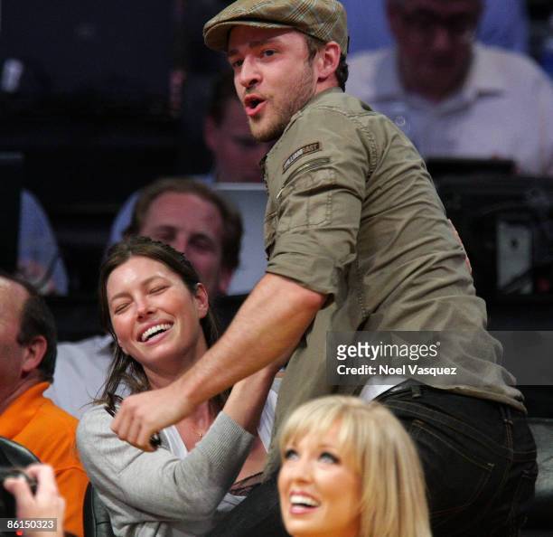 Justin Timberlake and Jessica Biel kiss at the Los Angeles Lakers vs Utah Jazz game at Staples Center on April 21, 2009 in Los Angeles, California.