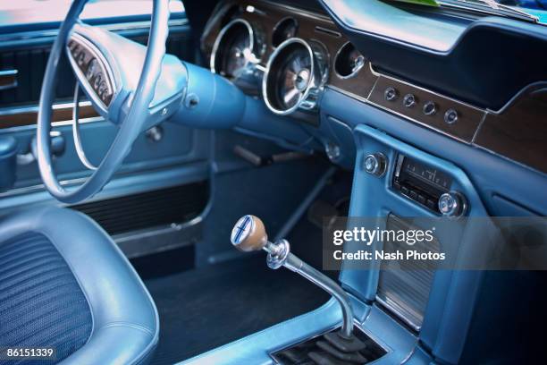 interior of car - gear shift classic car photos et images de collection