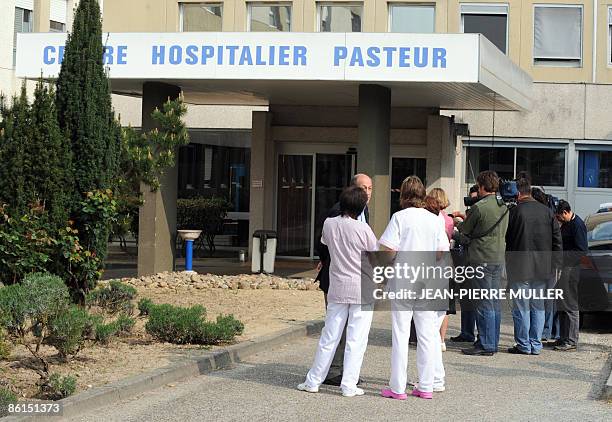 Les trois infirmières qui ont déjoué la tentative d'enlèvement d'un bébé, répondent aux questions des journalistes, devant l'entrée de l'hopital de...