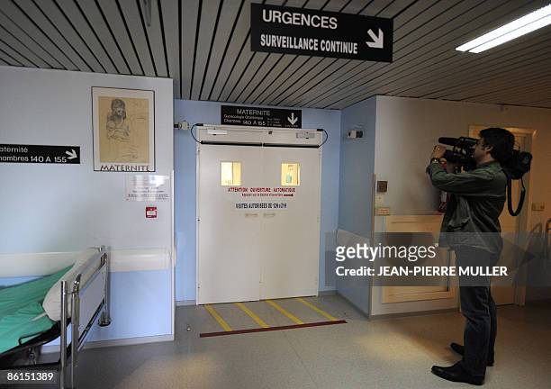 Un caméraman filme l'entrée du service maternité où trois infirmières ont déjoué une tentative d'enlèvement, à l'hopital de Langon le 22 Avril 2009....