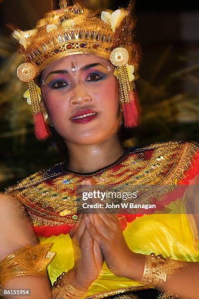 female performer - balinese headdress stock pictures, royalty-free photos & images