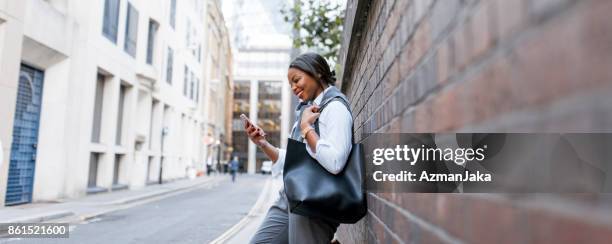 affärskvinna med smart phone - letterbox bildbanksfoton och bilder