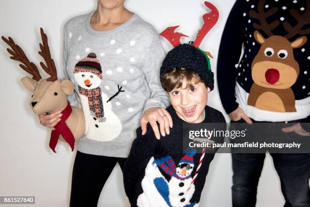 quirky portrait of family wearing christmas jumpers - paul mansfield photography fotografías e imágenes de stock