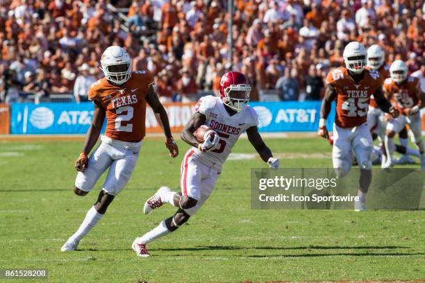 Wide receiver Marquise Brown of the Oklahoma Sooners runs the ball during the Oklahoma Sooners and the Texas Longhorns Red River Showdown game on...