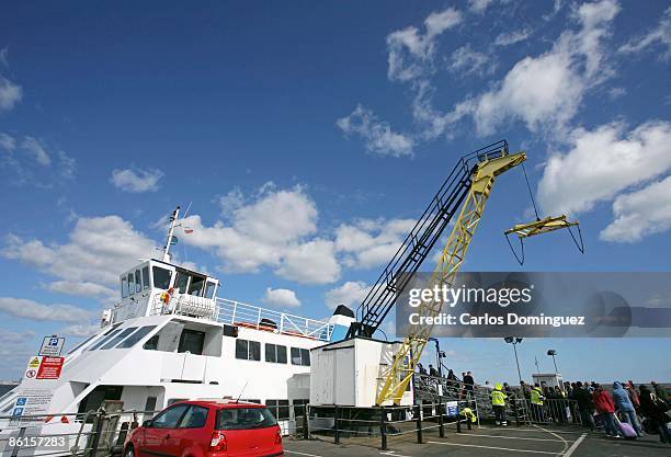 ferry and loading crane in the isle of wight, england - isle of wight ferry stock pictures, royalty-free photos & images