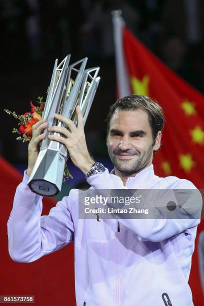 Roger Federer of Switzerland poses with the winner's trophy after defeating Rafael Nadal of Spain duirng the Men's singles final mach on day eight of...