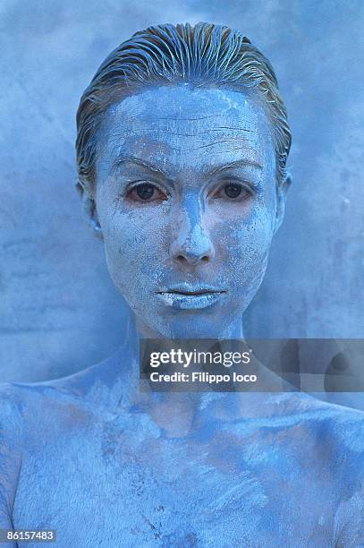 woman painted blue in front of a blue wall - 25-29 1997 stock pictures, royalty-free photos & images