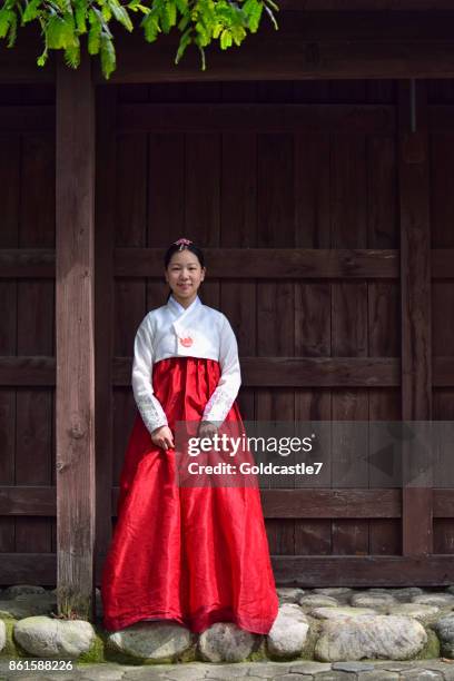 una ragazza vestita con costume tradizionale coreano - abito tradizionale cinese foto e immagini stock