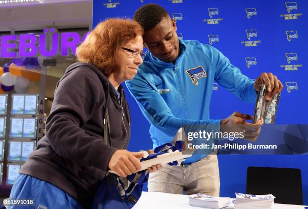 Salomon Kalou of Hertha BSC poses for a selfie during the signing session in the Gropius Passagen on October 15, 2017 in Berlin, Germany.