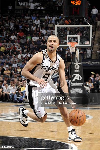 Tony Parker of the San Antonio Spurs drives to the basket during the game against the New Orleans Hornets at AT&T Center on April 15, 2009 in San...