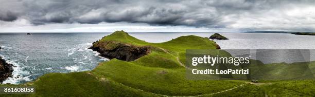 malerische aussicht über cornwall küste landschaften fliegen - cornwall england stock-fotos und bilder