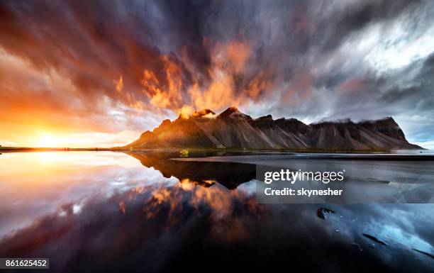 perfecte wiev van de berg zonsondergang behaind vestrahorn - iceland stockfoto's en -beelden