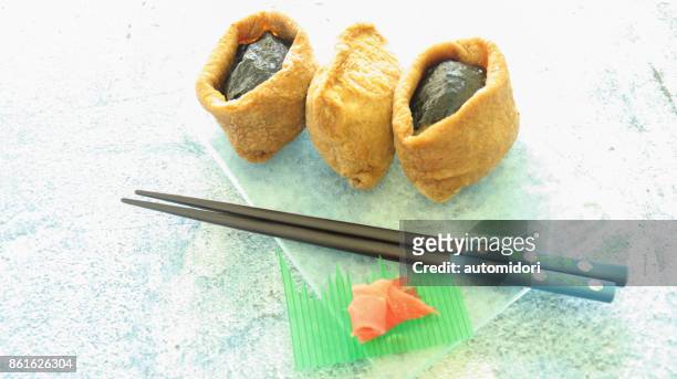 inari sushi - inarizushi stock-fotos und bilder