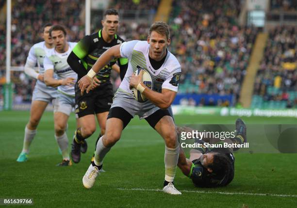 Liam Williams of Saracens breaks through to score during the European Rugby Champions Cup match between Northampton Saints and Saracens at Franklin's...