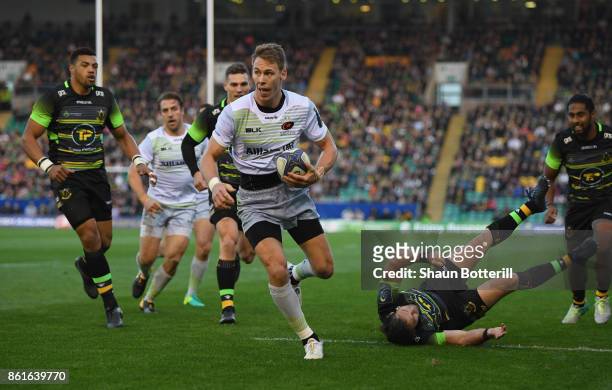 Liam Williams of Saracens breaks through to score during the European Rugby Champions Cup match between Northampton Saints and Saracens at Franklin's...