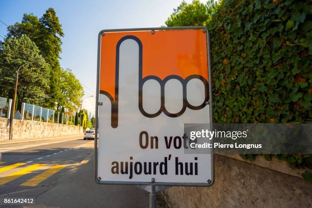 typical sign (that says in fr : "today, we vote") indicating to french-speaking swiss people that it’s time to participate to local votes and referendums which occur several times during the year. the sign is a reminder and is always posted at city limits - referendum signage and symbols stock-fotos und bilder