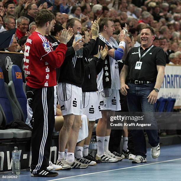 The team of Kiel celebrate during the Toyota Handball Bundesliga match between THW kiel and HSG Wetzlar at the Sparkassen Arena on April 22, 2009 in...