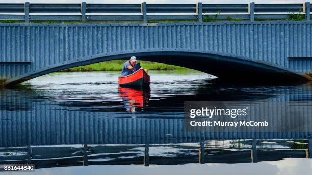 experienced paddler overcoming an obstacle during high water - murray mccomb stock pictures, royalty-free photos & images