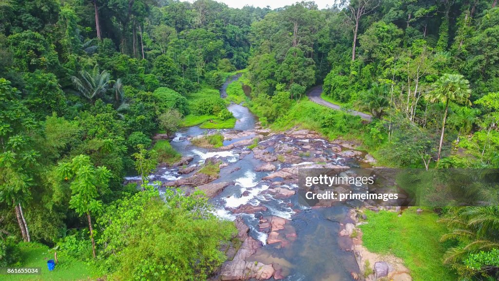 Antenne schot tropisch bos en de waterval Zuid-Thailand