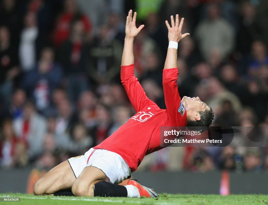 Manchester United v Portsmouth