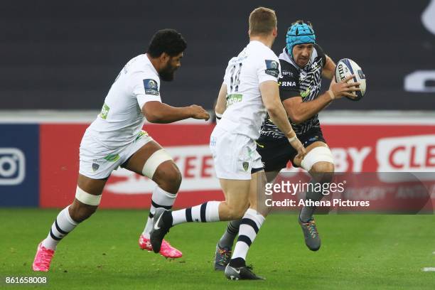 Justin Tipuric of Ospreys is marked by David Strettle of Clermont during the Champions Cup Round 1 match between Ospreys and Clermont at The Liberty...