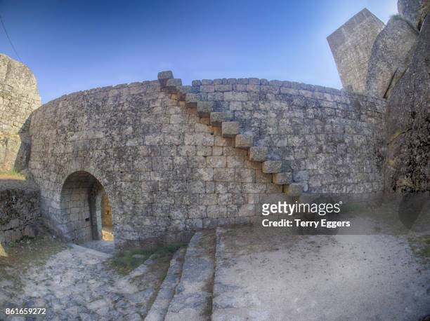 castle walls of monsanto - distrikt castelo branco portugal stock-fotos und bilder