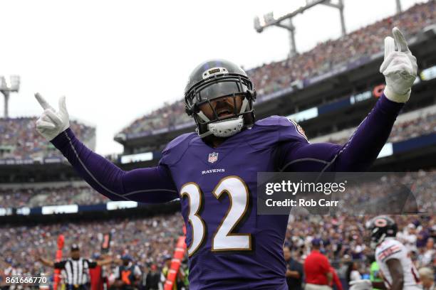 Free Safety Eric Weddle of the Baltimore Ravens reacts after a play against the Chicago Bears at M&T Bank Stadium on October 15, 2017 in Baltimore,...