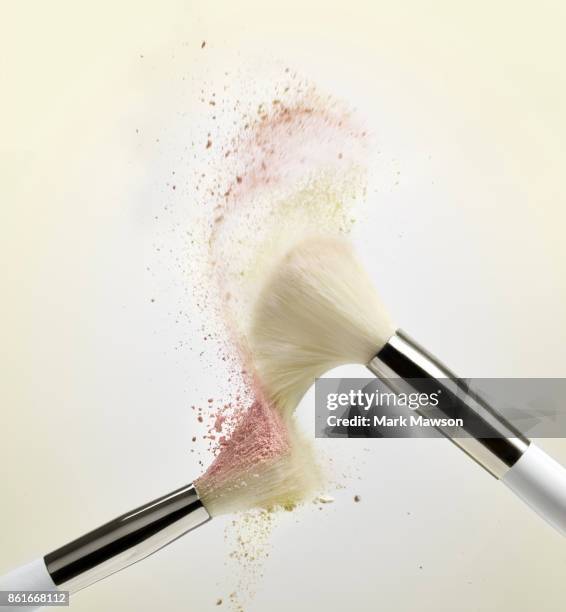 make up brushes with pastel colour powder - gesichtspuder stock-fotos und bilder