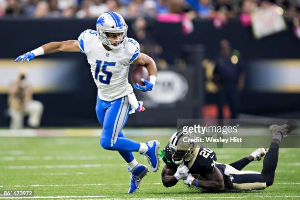 Golden Tate of the Detroit Lions runs the ball atainst Ken Crawley of the New Orleans Saints at Mercedes-Benz Superdome on October 15, 2017 in New...