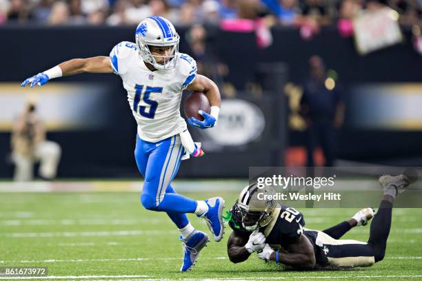 Golden Tate of the Detroit Lions runs the ball atainst Ken Crawley of the New Orleans Saints at Mercedes-Benz Superdome on October 15, 2017 in New...