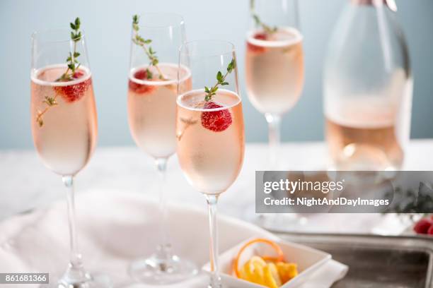 rose champagne cocktails - elegant cocktail party stockfoto's en -beelden