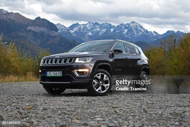 jeep compass på steniga torget - sports utility vehicle bildbanksfoton och bilder