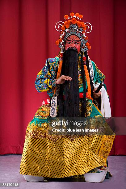 guang gong, ancient chinese general in beijing opera costume, represents protection and wealth - peking opera - fotografias e filmes do acervo