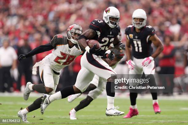 Running back Adrian Peterson of the Arizona Cardinals rushes the football on a 27 yard touchdown past cornerback Vernon Hargreaves of the Tampa Bay...