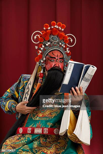 guang gong, ancient chinese general in beijing opera costume, represents protection and wealth - peking opera - fotografias e filmes do acervo