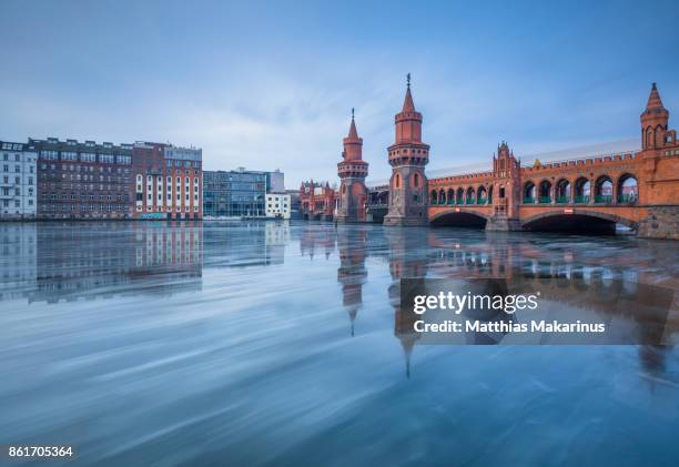 oberbaumbruecke winter berlin with frozen spree river - spree river stockfoto's en -beelden