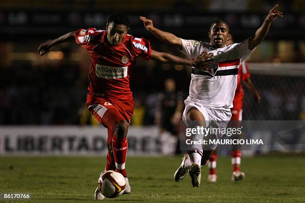 Juan Angulo , of Colombia's America de Cali, vies for the ball with Junior Cesar, of Brazil's Sao Paulo FC, during their 2009 Libertadores Cup...